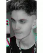 ما دیوونح ها هرچی غم داریم بلند تر میخندیم:/