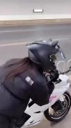 موتورسواری دخترانه ❤😁😁😂😂.....