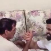 وقتی با بابات مچ میندازی :///😂 پسرا چقد حقه ؟😂