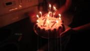 جشن تولد ۱۷ سالگی: روشن کردن شمع‌های کیک