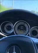 رانندگی دلنشین با مرسدس بنز در جاده و گوش سپردن به موسیقی