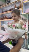 دختربچه بامزه در قامت دسته گل: ایده‌ای شیرین و خلاقانه