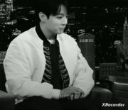 مرا نوازش کن طوری که انگارتمام غم هایم را می‌دانی!