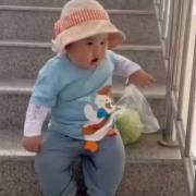 از پله ها نمیتونه بره بالا نشسته نفس نفس میزنه🤣