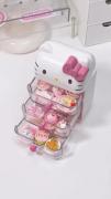 چیدمان کیوت خوراکی‌ها در کشوی هلو کیتی