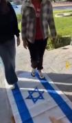 اقدام نمادین در آمریکا: تمیز کردن کفش روی پرچم اسرائیل