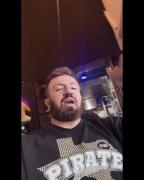 من با همه اونایی که بهت نگاه میکنن میجنگم