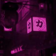 شب‌های زیبای شهر با نورپردازی بنفش و موسیقی دلنشین