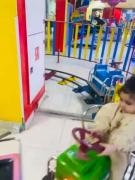 شادی کودک در شهربازی: لحظات دلنشین سوار بر قطار بازی