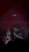 نگاه کن دختره چه ناز میخونه❤❤❤