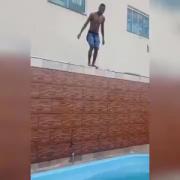 پرش هیجان‌انگیز و طنزآمیز به استخر