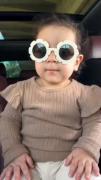 رقص دیدنی کودک ناز با عینک آفتابی در ماشین