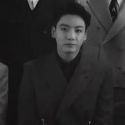 جونگ کوک اینجا با کت و شلوار وایب شوهر میده ! 👌🏻❤️