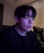 تلاش تهیونگ (بی‌تی‌اس) برای صحبت کردن به زبان فارسی در لایو