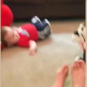 واکنش بامزه و خنده‌دار نوزاد به اسباب‌بازی رقصنده!