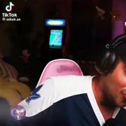 اومد بشه 3گانه شد محسن یگانه😂😂