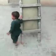 بچه ای که فکر میکنه نردبان ی مسابقه یه دو هست 😂