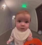 نوزاد بامزه با افکت چشم‌ماهی و صدای طنز