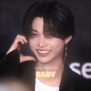 این ویدیو درباره گروه Stray Kids است 