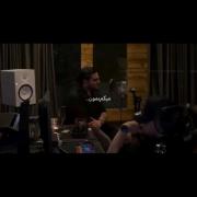 اجرای آهنگی غمگین و احساسی در استودیو