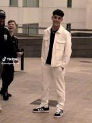 من ک نمیشناسم چون فوتبالی نیستم.