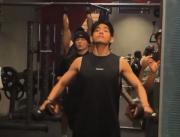 تمرینات بدنسازی نامجون، تهیونگ و جونگکوک از گروه بی‌تی‌اس در باشگاه