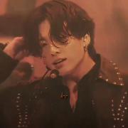 اجرای رقص هیجان‌انگیز کی‌پاپ از جینگوک