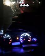 لحظات آرامش‌بخش رانندگی در شب بارانی با بستنی