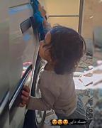 کمک کردن کودک ناز به دایی برای شستن ماشین