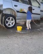 کمک کردن فرشته کوچولو در شستن ماشین دایی