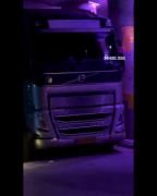 نمایش قدرت کامیون ولوو و زیبایی پژو پارس ELX در شب