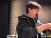 جونگ کوک در آشپزی: لحظاتی دلنشین با میگو