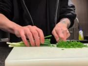 آموزش خرد کردن پیازچه با مهارت آشپزی جونگ کوک