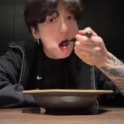 واکنش بامزه جونگکوک (BTS) به طعم لذیذ پاستا