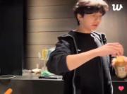 جونگ کوک و لحظات بامزه آشپزی در آشپزخانه