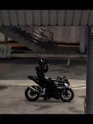 هیجان و زیبایی موتورسواری با موتور اسپرت مشکی