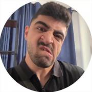 سرگرم کردن بچه فامیل با قیافه‌های خنده‌دار و بانمک