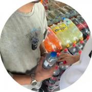 نوشیدن شاداب‌کننده در کنار دوستان: لحظاتی پر از خنده و صمیمیت