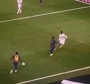 نمایش خیره‌کننده مهارت و دریبلینگ در زمین فوتبال