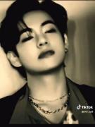 لحظات جذاب و دیدنی از عضو گروه بی تی اس