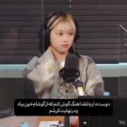 دختر جوانی که با هدفون غرق در دنیای موسیقی است