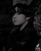 لحظات جذاب تهیونگ از بی‌تی‌اس: ادیت کی‌پاپ با موسیقی پرانرژی