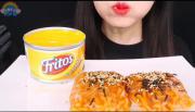 نودل داخل ورق برنج باسس زرد میخوره🍤