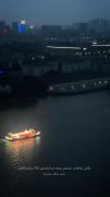 شب‌های دلتنگی: قایقی روشن بر رودخانه شهر