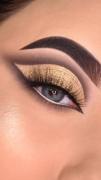 آموزش گام به گام آرایش چشم مجلسی با سایه طلایی و خط چشم شیک