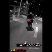 موتورسواری در شب: حرکات نمایشی و هیجان تک‌چرخ