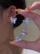 گوشواره پروانه‌ای شیک و درخشان؛ استایلی جذاب برای دختران